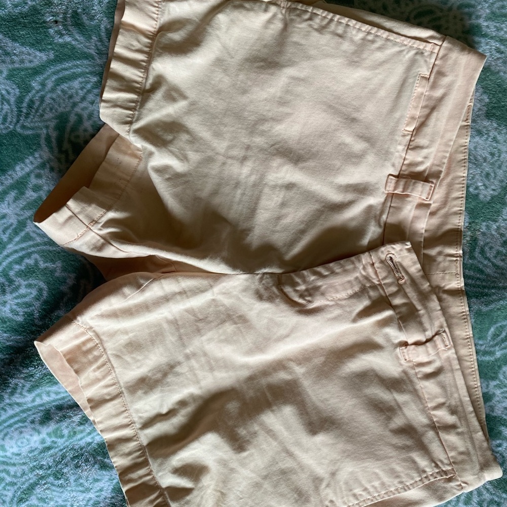 Pink shorts! Midi level. They are a light pink.